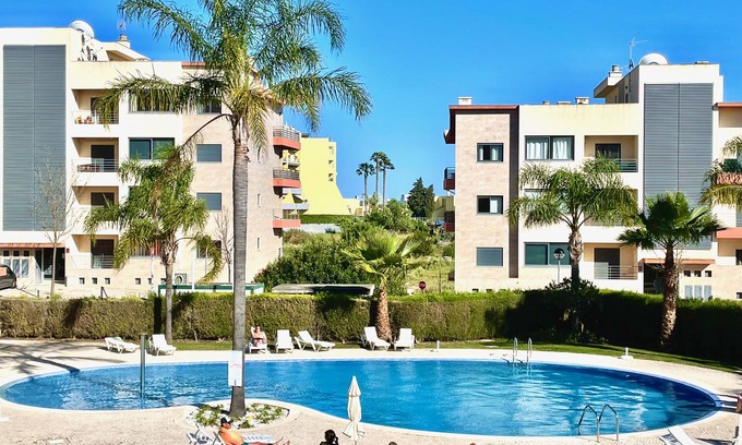 Albardeira Apartment | Relaxing 3-Bedroom Apartment with Pool Near the Marina