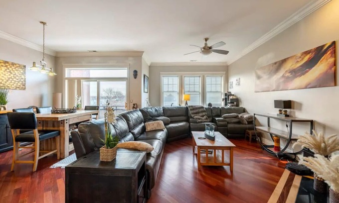 Kenwood Condo | Spacious 3-bedroom corporate condo in wonderful North Kenwood in Hyde Park