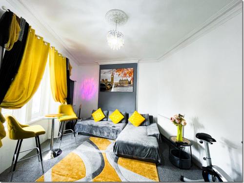 Cowdenbeath Apartment | Modern 3 Bedroom Flat with Self Check-in and Great Amenities