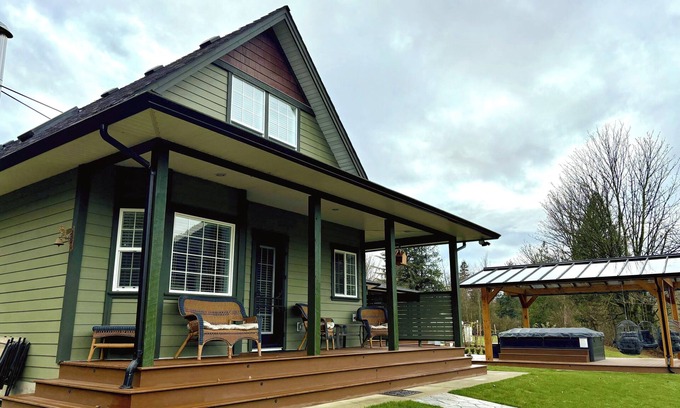 Kent House | Ideal 3-Bedroom Guest Home with Ocean Views and Breakfast