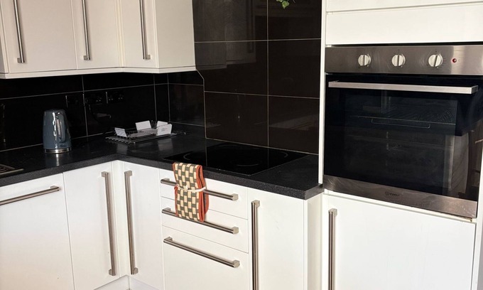 River House | Spacious 3 bedroom house/Free parking/10 mins from train station