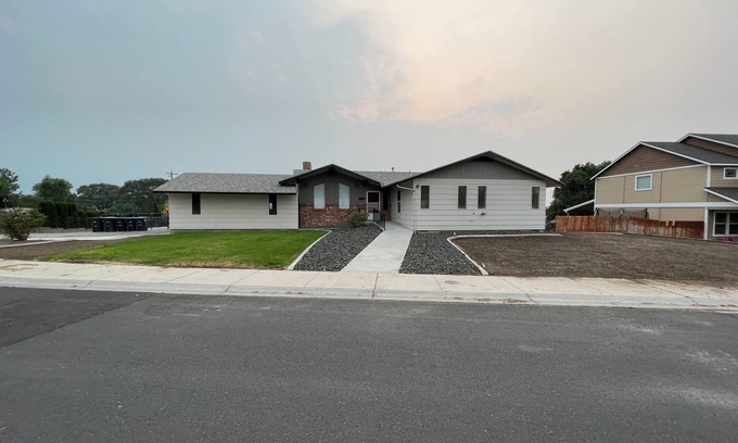 Moses Lake House | Spacious 3-bedroom Lakeview Home Centrally Located in Quiet Neighborhood