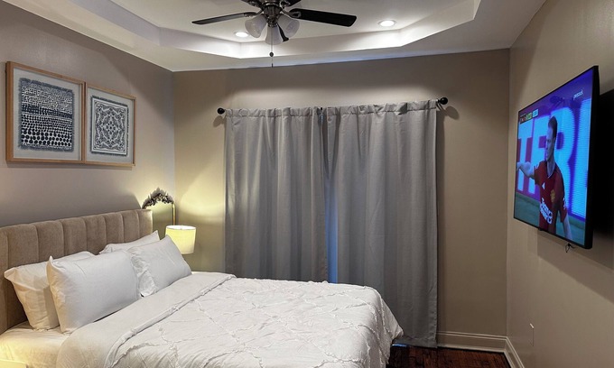 Downtown Baltimore House | Modern 3 Bedroom Townhome with Hot Tub in Baltimore