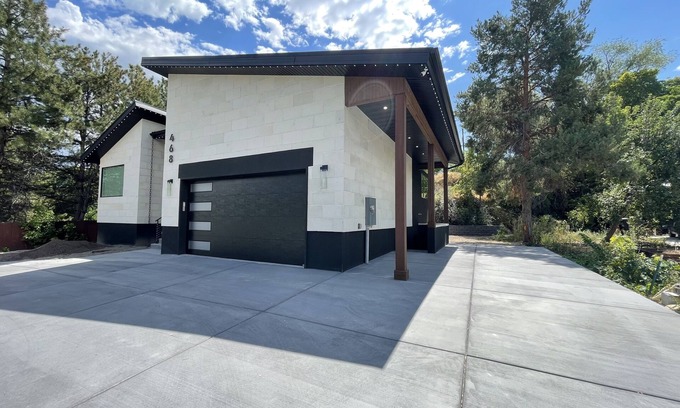 Murray House | Family Retreat: 3-Bedroom Suite with Kitchen & Laundry
