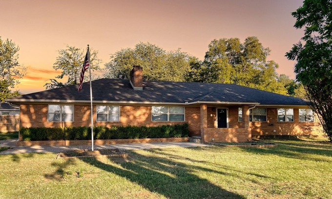 Owasso House | Spacious 3 br 15 minutes from Downtown Tulsa, close to restaurants and shopping