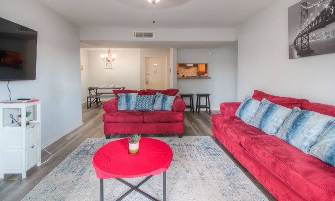 South Main Condo | Family-Friendly 3 BR Condo with Pool Near Med Center