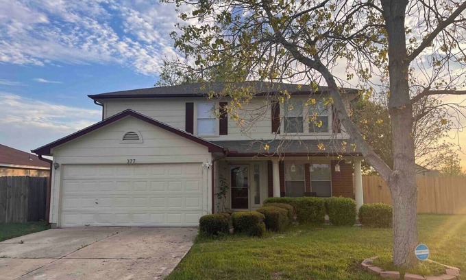 Kyle House | Ideal 3-Bedroom Retreat with Kitchen & Breakfast Included