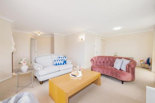 Calamvale House | Prime Location 3-BR Haven Near Shopping Centre