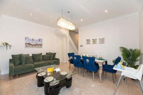 Loxford Apartment | Spacious 3-BR Home with Garden & Free Parking near Ilford and Barking