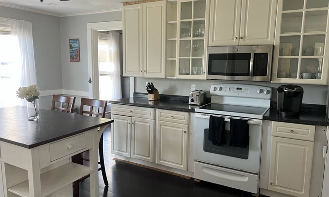 Portland Apartment | Exceptional 3 BR Retreat in Portland's Libbytown!