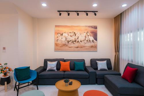 Phra Khanong Nuea Villa | Spacious , 3 min walk to BTS & 10 min to Thonglor, Em District, Terminal 21, Max 20 People