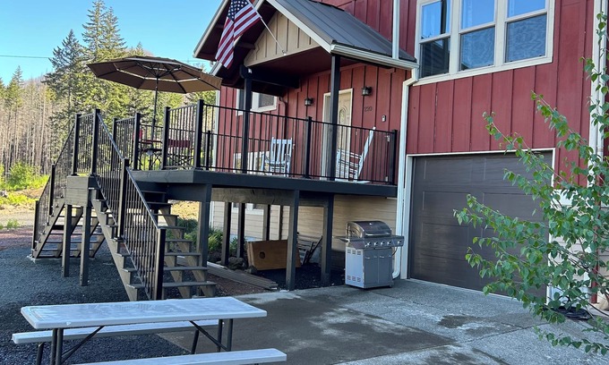 Detroit House | Family-Friendly 4-Bedroom Home with Ocean View, Sleeps 12