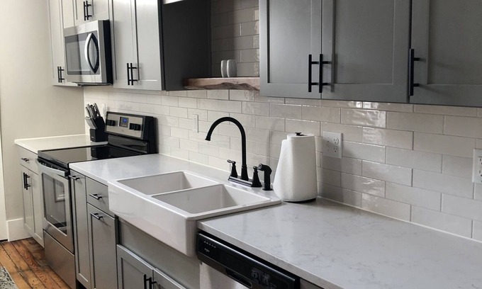 Lawrence Apartment | Premier 3BD Loft in Downtown Lawrence with Ocean View