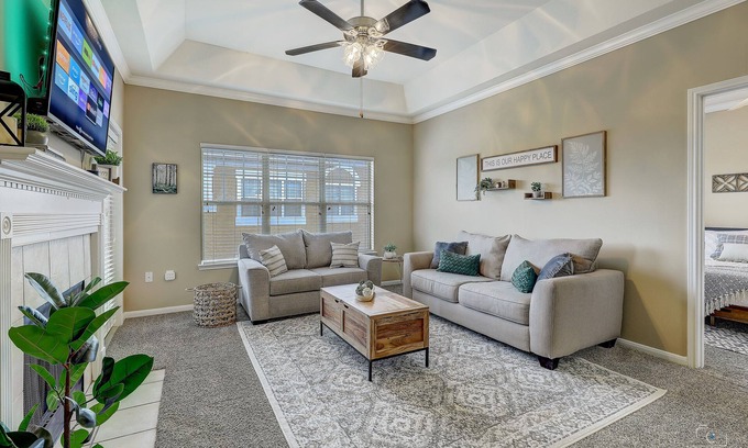 The Colony Apartment | Inviting Retreat with Pool & Hot Tub - Guest Rated 9.8