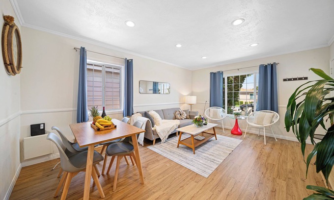 Lawndale House | Cozy 3BDR Home Steps from Manhattan Beach with Breakfast