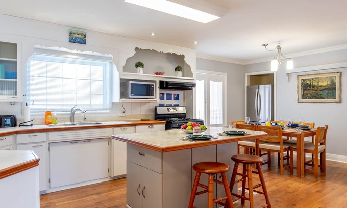 Rosemount House | Inviting 3bdrm House Centrally Located in Kitchener