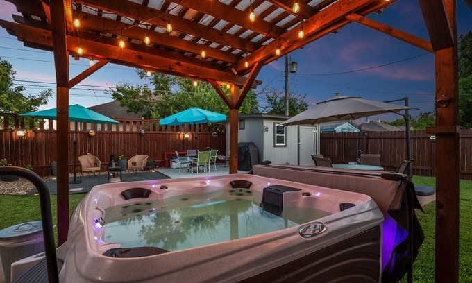 The Woods House | Inviting 3-Bedroom Retreat with Hot Tub Near Downtown Austin