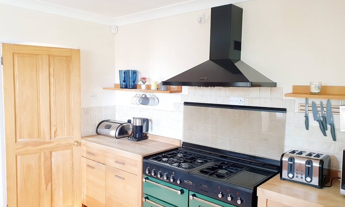 South Ockendon House | Inviting 3-Bed Property with Garden & Parking, Breakfast Included
