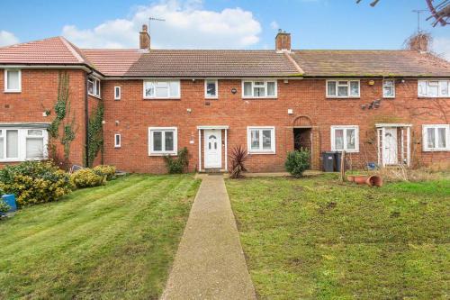 Heston Central House | Family-Friendly 3BHK Near Heathrow with Pet Amenities