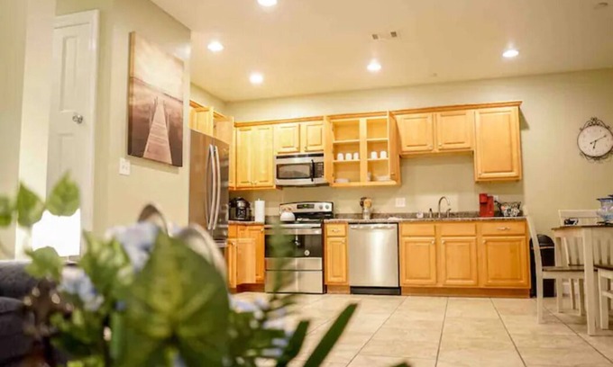 Kreole Apartment | Guest Rated 10/10: Family-Friendly 3BR Home with Full Kitchen