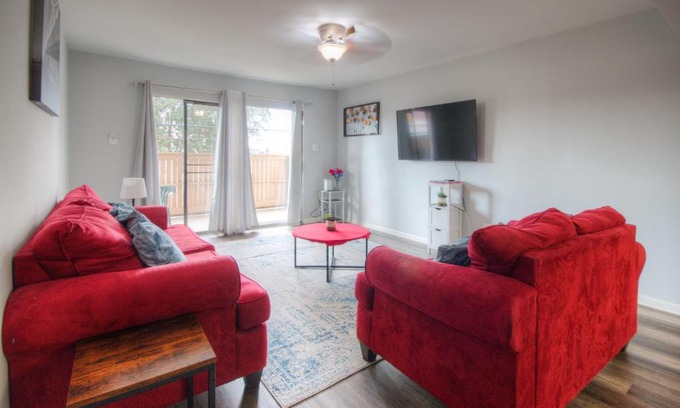 South Main Apartment | Family-Friendly 3BR Condo near Medcenter & NRG - Pool Access