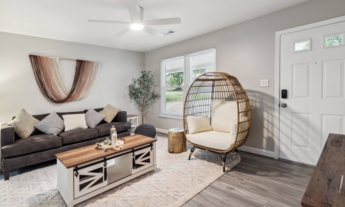 Hanover House | Pet-Friendly 3BR/2BA Near BWI - Rated 10/10 by Guests