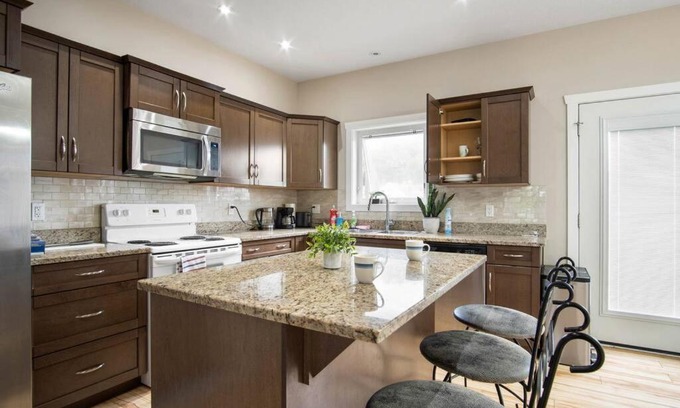 Saskatoon House | Family-Friendly 3BR Suite Perfectly Located in the City