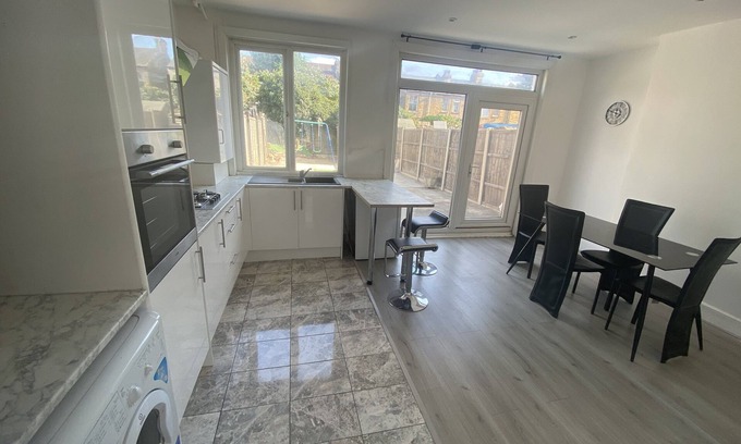 Bensham Manor House | Modern London Three Bed Property with Family-Friendly Amenities