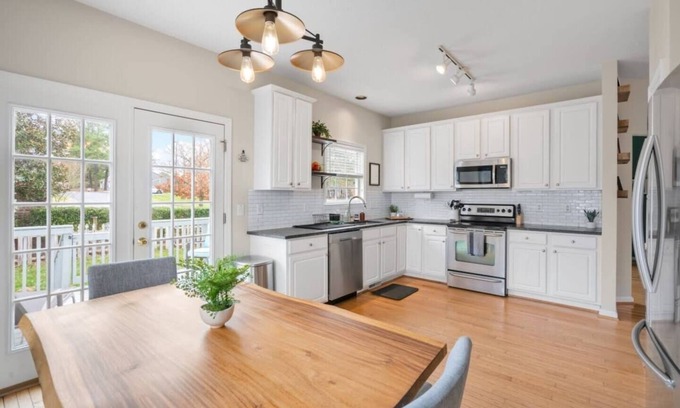 Northwest Raleigh House | Pet Friendly Retreat with Office Space & Fenced Backyard