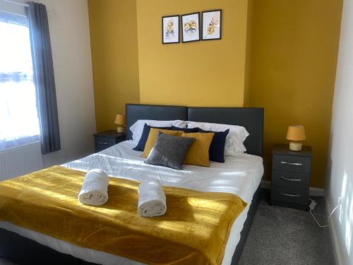 Westcliff-on-Sea House | Cozy Retreat at The Sailsbury Snug - Child Friendly Stay