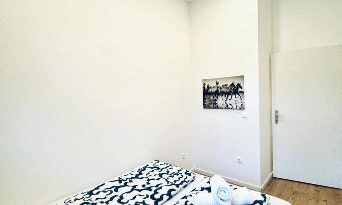 Liesing Apartment | Spacious 3BR Near Kaufpark Alterlaa