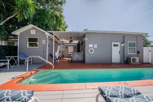 Kingston Apartment | Inviting 3BR Oceanfront Retreat with Pool Near Attractions