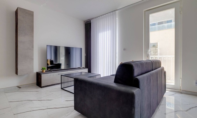 Gzira Apartment | Spacious 3BR Residence by the Promenade