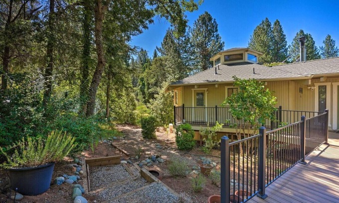 Apple Hill House | Spacious 3BR Retreat | Sleeps 10 | Free Parking