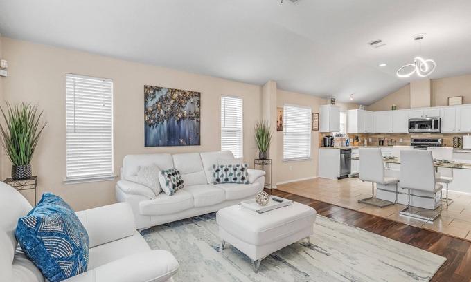 Spring House | Delightful Retreat with Spa and Breakfast in Spring, TX