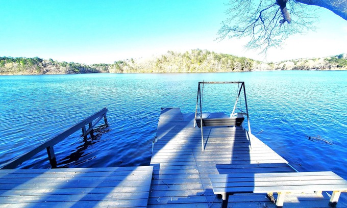 Jones Mills House | Lake Catherine Retreat: 4-Bed Home with Pool & Boat Dock