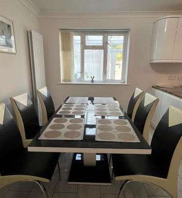 Rushmoor District House | Family-Friendly 4-Bed Hotel Near Farnborough AirShow