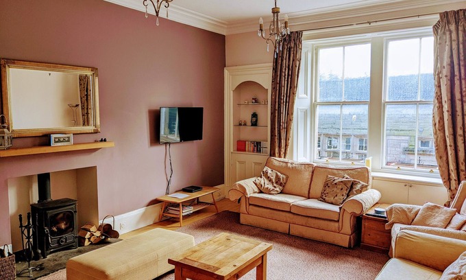 Jedburgh Apartment | Stylish 4 Bed Maisonette with Lake View and Spa Amenities