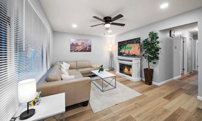 Clawson House | Inviting 4 Bed Room Retreat in Clawson Near Bham
