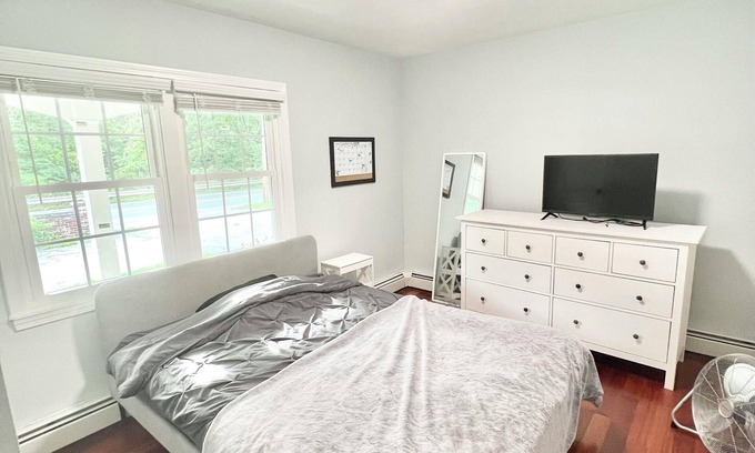 Providence House | Spacious 4-bedroom house in awesome North Providence with WiFi