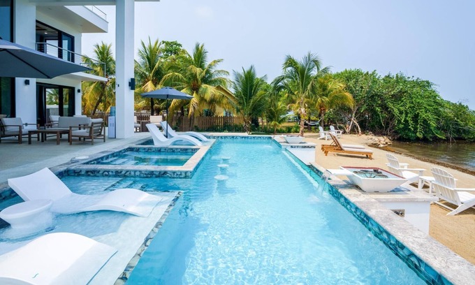 Placencia Villa | Beautiful 4-Bed Villa in Placencia Village with Pool Access