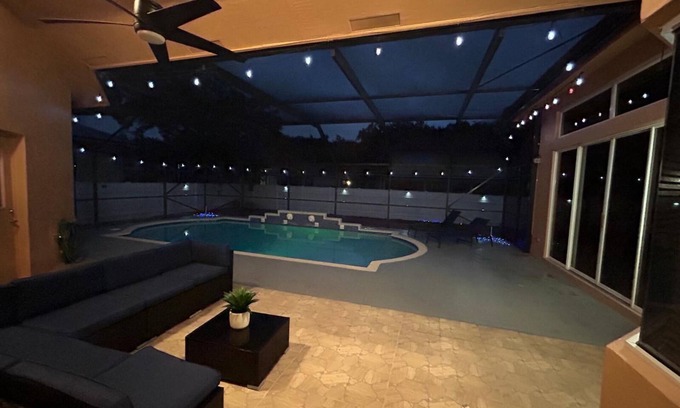 Survey Creek House | Spacious 4-bedroom house in brilliant Coral Springs with AC