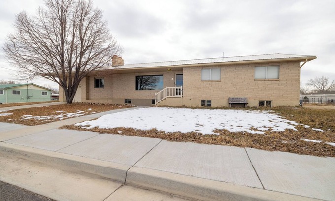 Maeser House | Spacious 4-bedroom 2 King beds, fast WiFi, fire pit. 2 kitchens, and games.