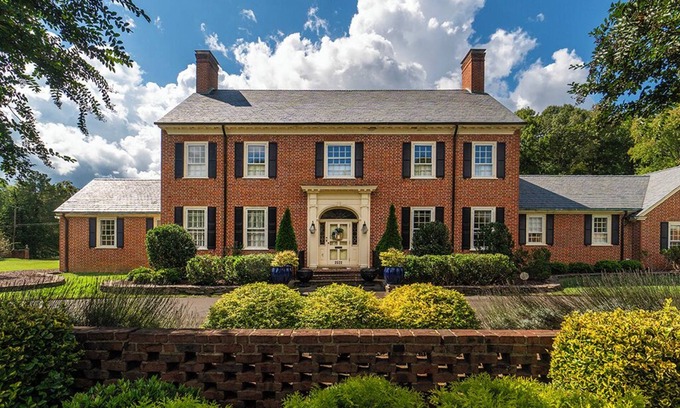 Burlington House | Spacious 4-bedroom house on Golf Course in charming Burlington.