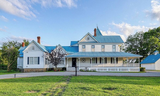 McAlester House | Spacious 4-Bedroom Historical Home w/modern comforts in Old Town McAlester, OK.