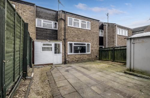 Corby House | Family-Friendly 4 Bedroom House with Private Parking