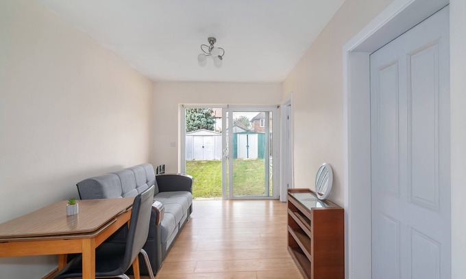 Mayesbrook House | Spacious 4-bedroom house in Dagenham with WiFi, Close to buses, trains, shops