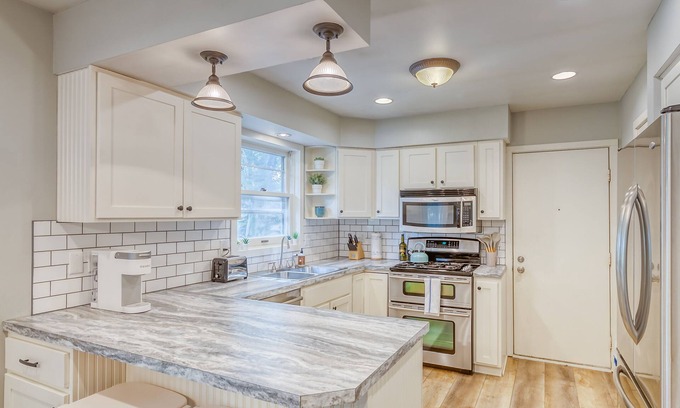 Holland House | Spacious 4-Bedroom Retreat by Holland State Park