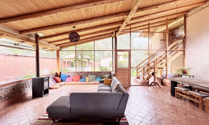 Huaran House | Inviting 4-Bedroom House with Gardens and WiFi in Huaran