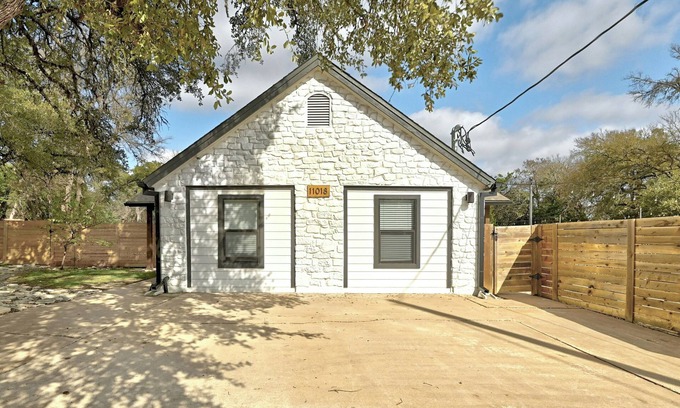 Austin House | Spacious 4-bedroom house in brilliant Austin with Pool and Outdoor Hangout Area